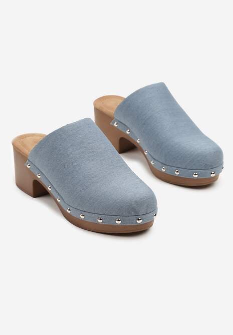 Niebieskie Klapki Drewniaki Typu Mule na Słupku Zdobione Nitami Hlerra