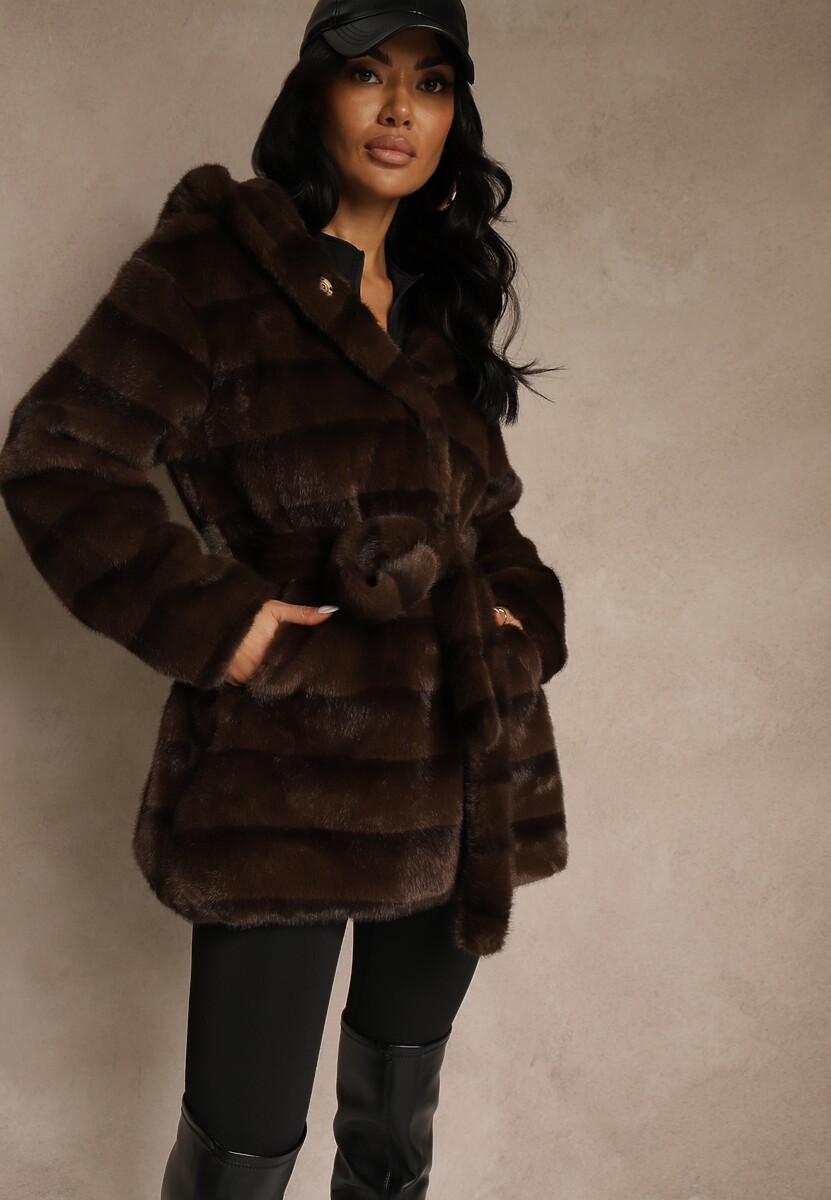 Jasnobrązowa Kurtka Futrzana z Nieodpinanym Kapturem Ozdobiona Paskiem Zetelia