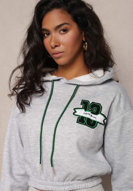 Jasnoszara Krótka Bluza z Kapturem Ściągaczami i Ozdobnym Nadrukiem Relis