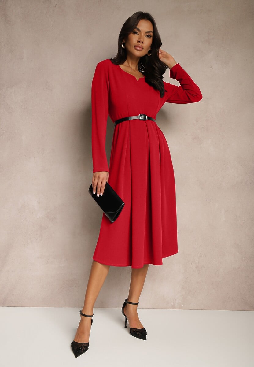 Czerwona Sukienka o Rozkloszowanym Kroju z Trójkątnym Dekoltem Temivara