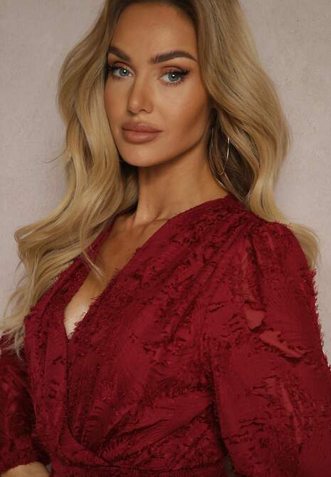 Bordowa Koronkowa Sukienka o Kopertowym Kroju z Bufiastymi Rękawami i Falbanką Femeriana