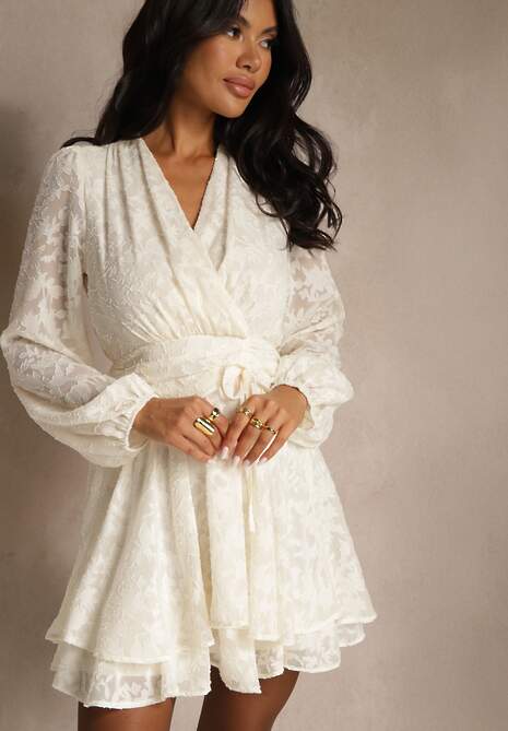 Jasnobeżowa Kopertowa Sukienka Rozkloszowana Mini z Tkaniny Plumeti Haetna