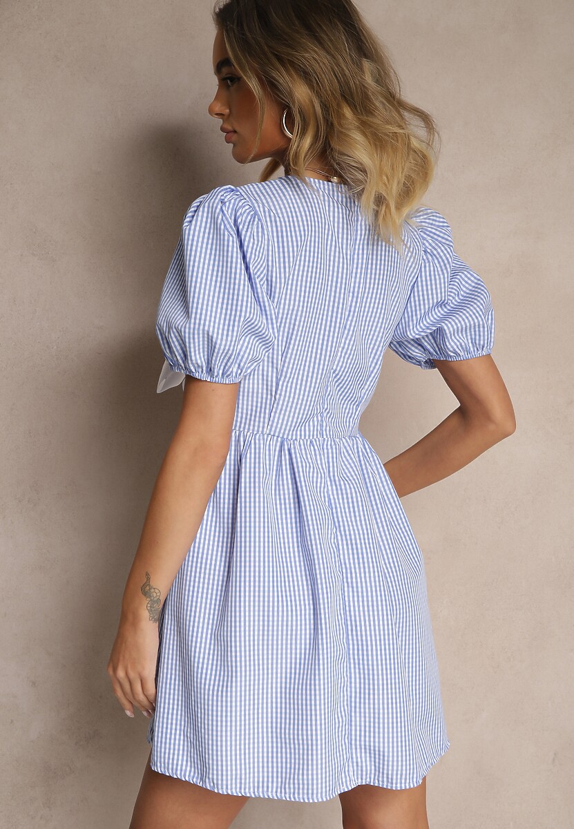 Jasnoniebieska Retro Sukienka w Kratkę Vichy o Rozkloszowanym Kroju z Wiązaniem Temarea