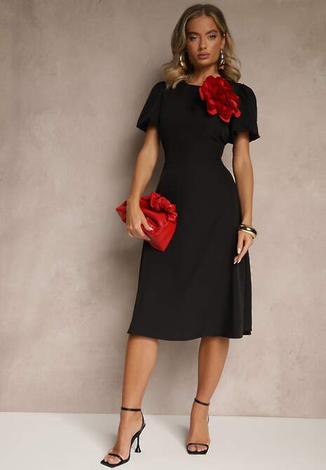 Czarna Rozkloszowana Sukienka Vices Ozdobiona Odpinanym Kwiatem 3D Koleira