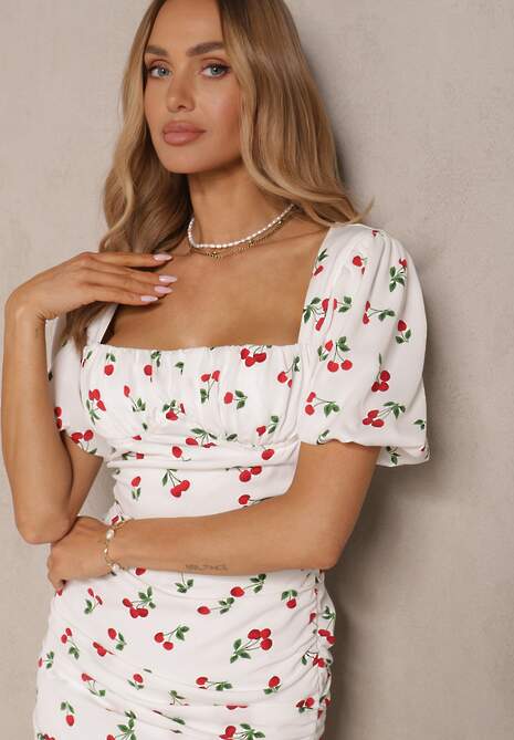 Biała Sukienka Ozdobiona Wzorem w Wisienki i Marszczeniem Halethra