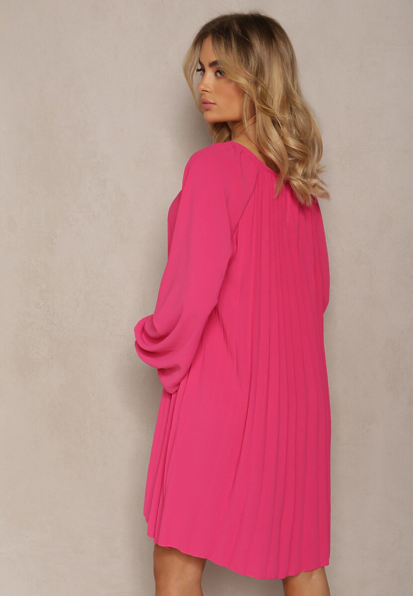 Fuksjowa Rozkloszowana Sukienka Ozdobiona Plisowaniem i Bufiastymi Rękawami Ksarina
