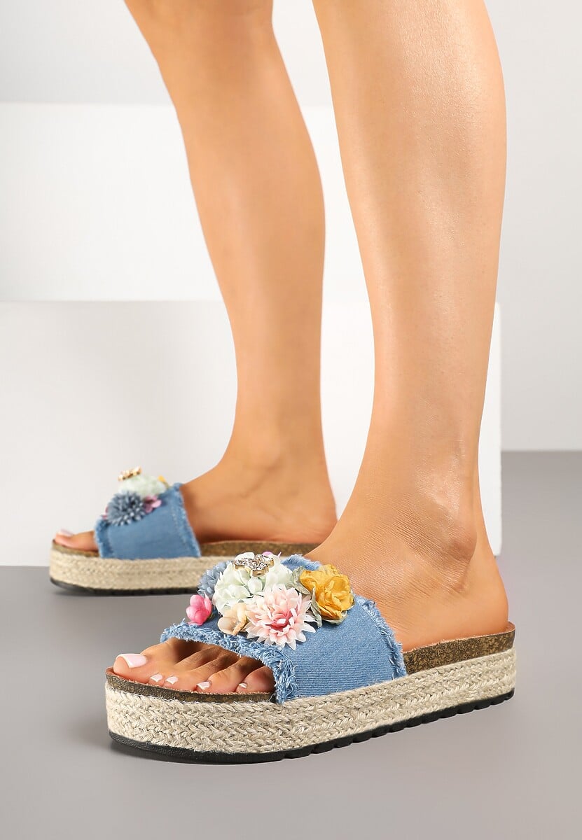 Jasnoniebieskie Klapki Ozdobione Kwiatami 3D Kinarella