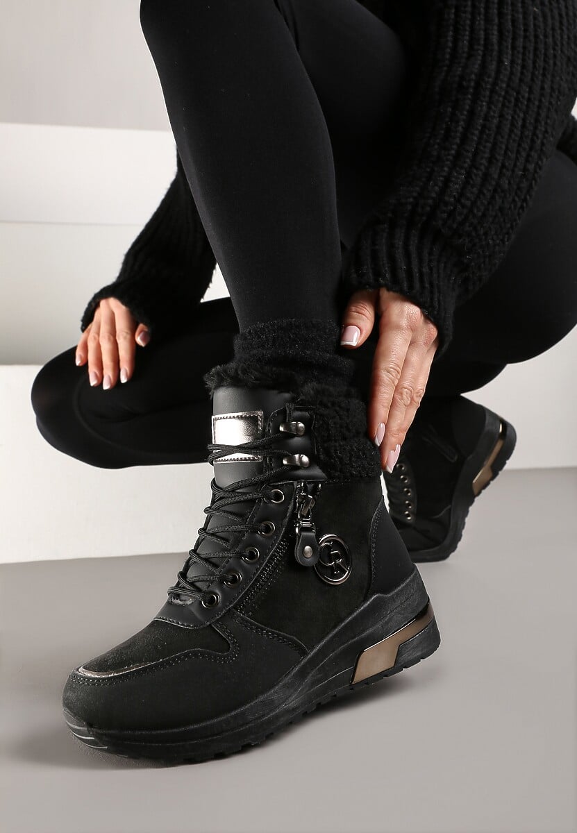 Czarne Sneakersy na Koturnie za Kostkę z Metaliczną Ozdobą i Suwakiem Sinelara