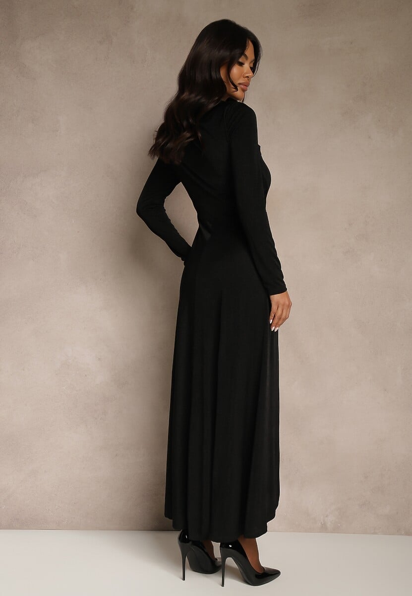 Czarna Sukienka Koktajlowa z Marszczeniem i Metaliczną Ozdobą Retanda