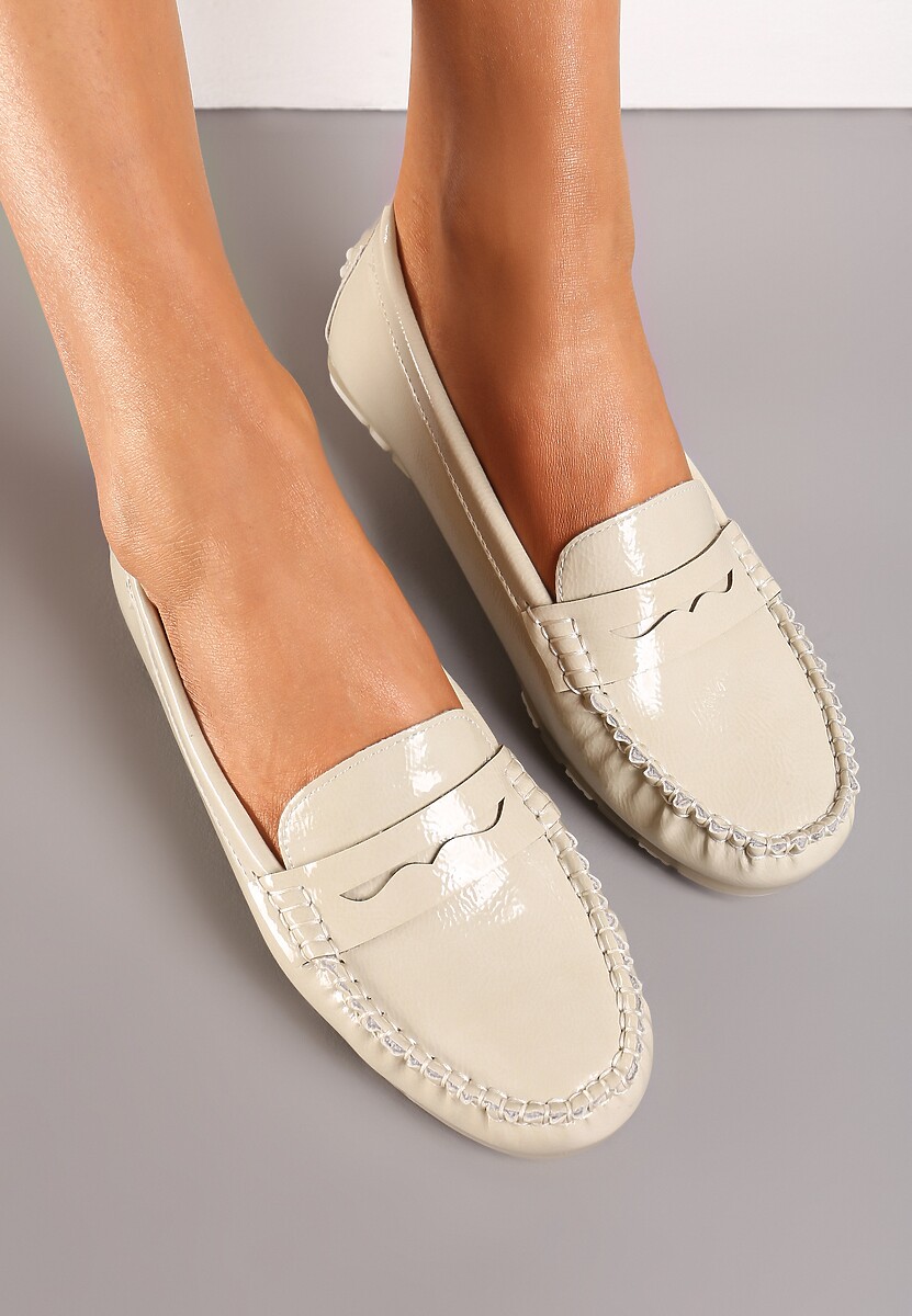 Beżowe Klasyczne Mokasyny z Lakierowanej Imitacji Skóry Aelwn