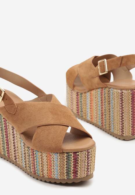 Brązowe Sandały na Koturnie Ozdobionym Plecionką Meradrela