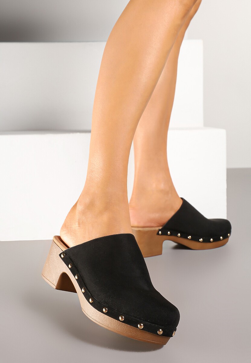 Niebieskie Klapki Drewniaki Typu Mule na Słupku Zdobione Nitami Hlerra