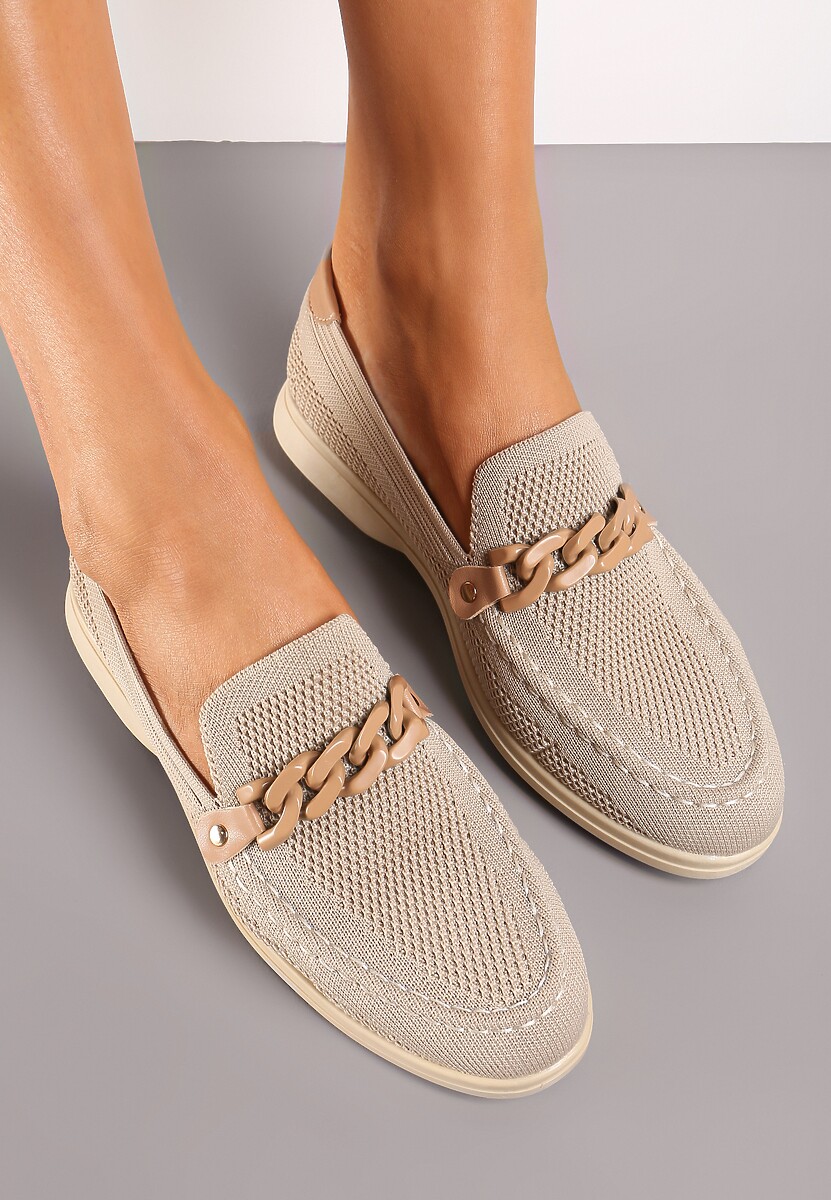 Beżowe Mokasyny z Metalicznym Łańcuchem i Perforacją Mireali