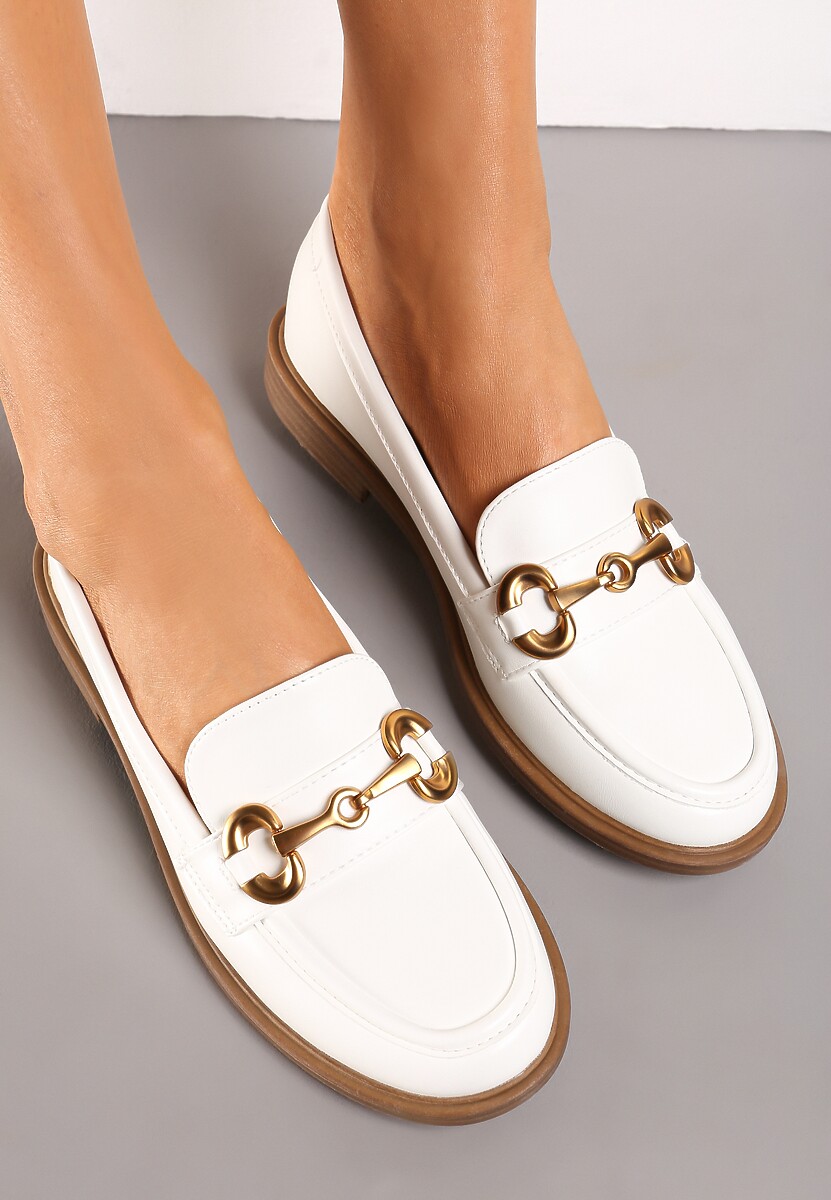 Białe Mokasyny z Ekoskóry na Płaskiej Podeszwie Ozdobione Klamrą i Przeszyciami Fiviaha