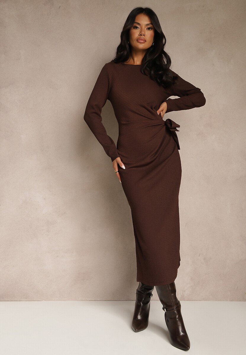 Brązowa Sukienka o Taliowanym Kroju z Wiązaniem w Pasie i Rozcięciami Esalarra