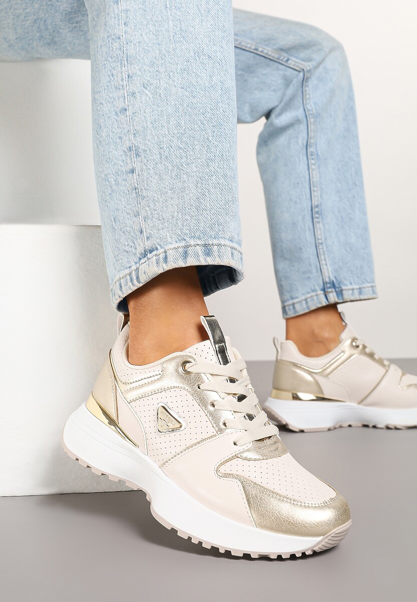 Białe Sneakersy z Metalicznymi Ozdobami i Perforacją Larivna