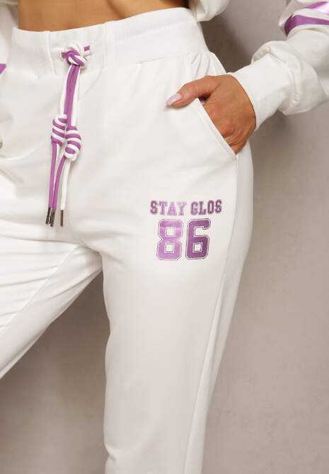 Białe Spodnie Dresowe High Waist Ozdobione Nadrukiem przy Kieszeni Ascira