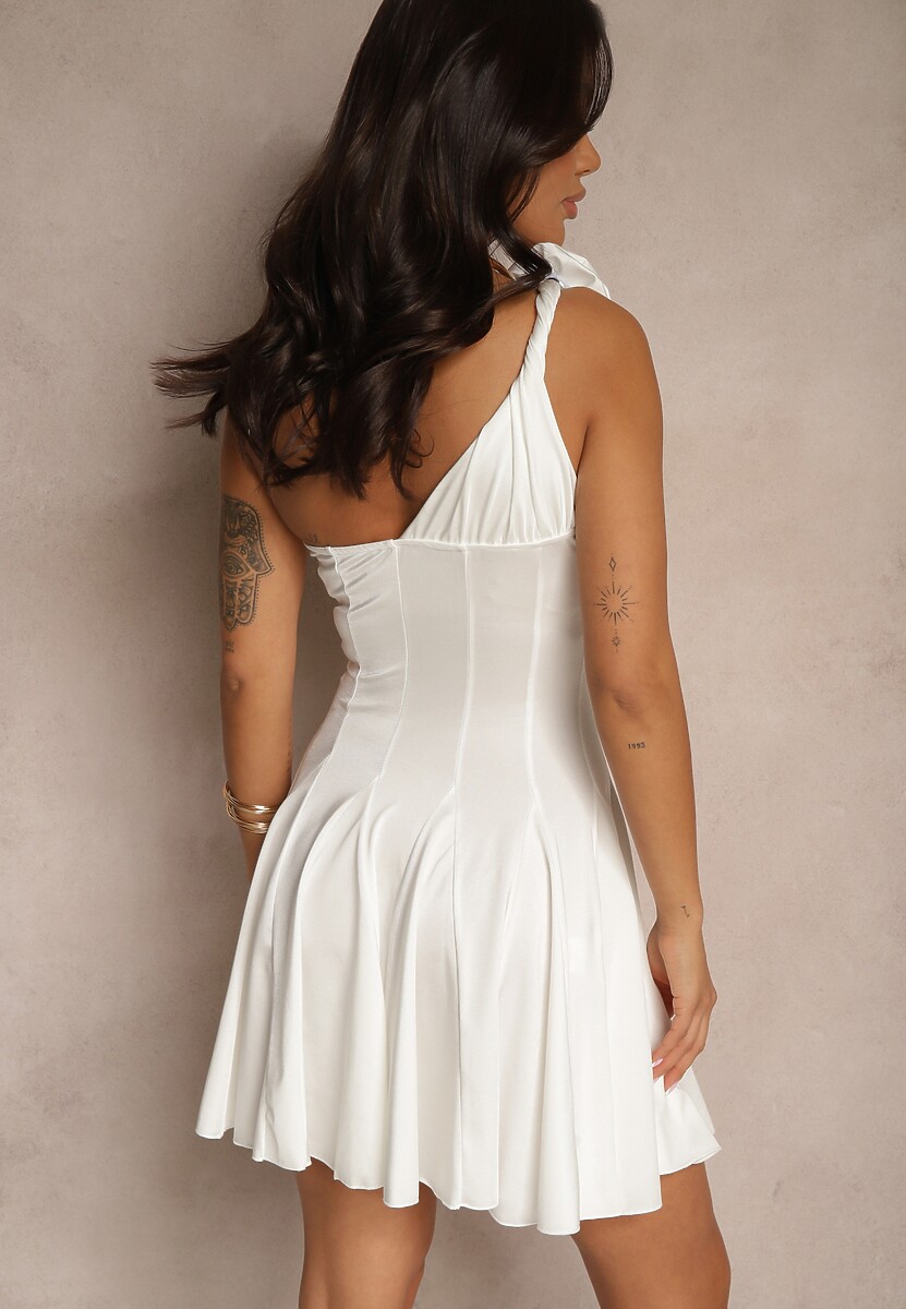 Biała Rozkloszowana Sukienka Satynowa na Jedno Ramię z Kwiatem 3D Olerriva