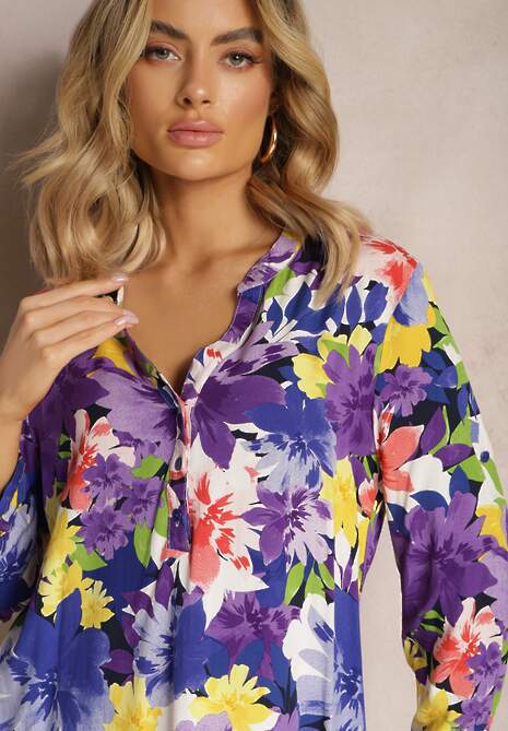 Fioletowa Wiskozowa Bluzka z Guzikami Przy Dekolcie w Kwiaty Kleddia