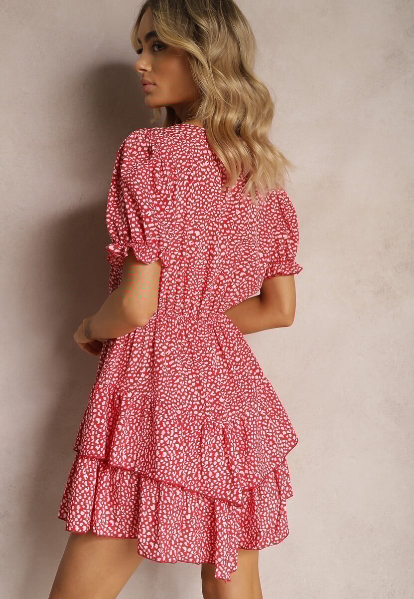Czerwona Sukienka Ozdobiona Falbankami z Gumką w Talii i Bufiastymi Rękawkami Ornefia