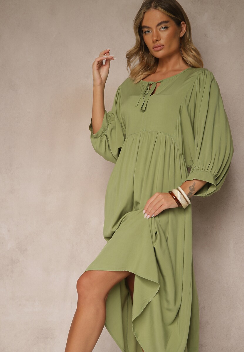 Zielona Wiskozowa Sukienka o Rozkloszowanym Kroju Wiązana przy Dekolcie Tilvessa