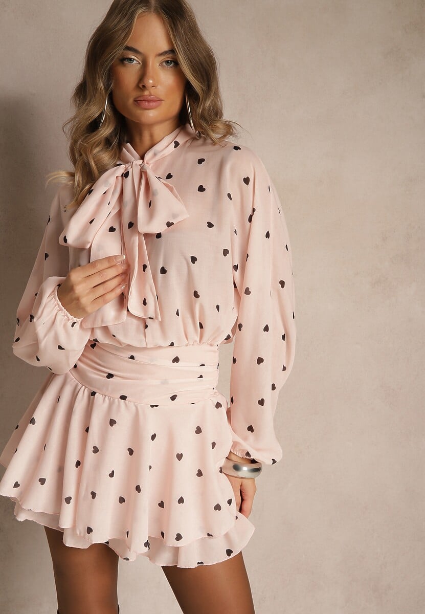 Czarna Sukienka o Rozkloszowanym Kroju z Nietoperzowymi Rękawami i Wiązaniem Mironaria