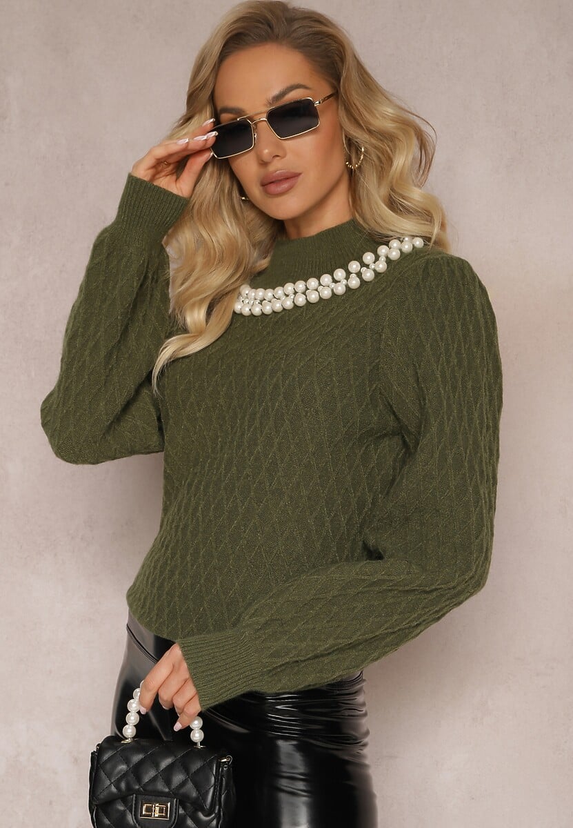 Ciemnozielony Sweterkowy Golf w Romby z Bufiastymi Rękawami i Perełkowym Naszyjnikiem Ravalia