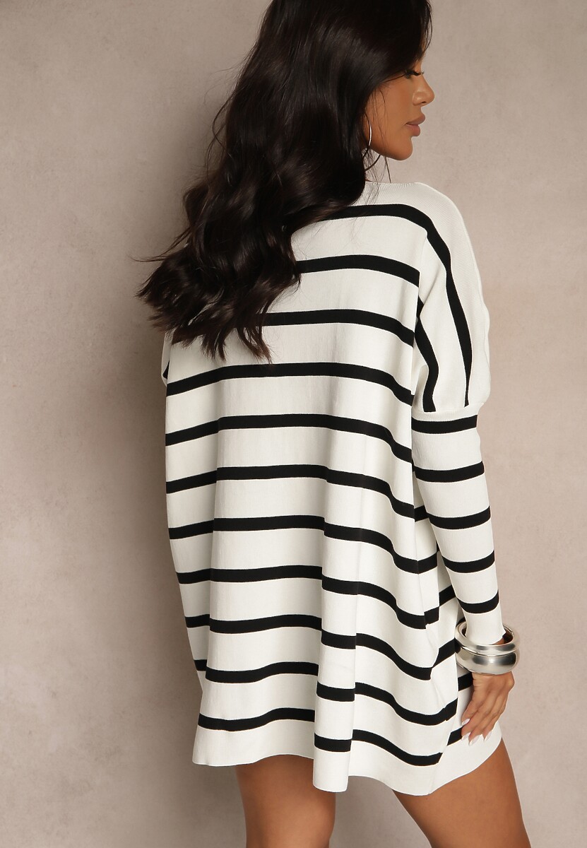 Biały Oversizowy Sweter z Rękawami o Fasonie Nietoperz i Wzorem w Paski Eistauma