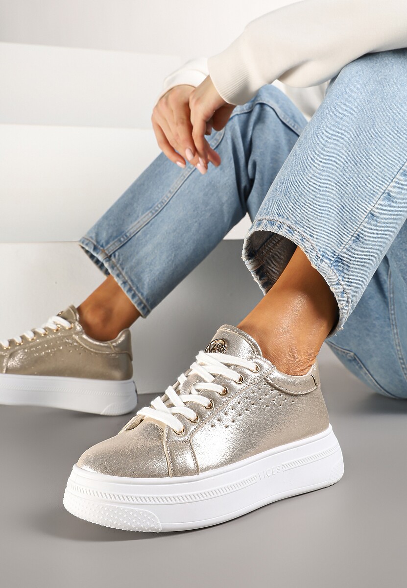 Biało-Złote Sneakersy Vices na Platformie Ozdobione Napisem i Perforacją Nonaritha