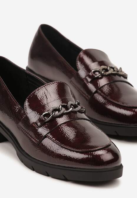 Bordowe Mokasyny Lakierowane Ozdobione Metaliczną Aplikacją Bemoste