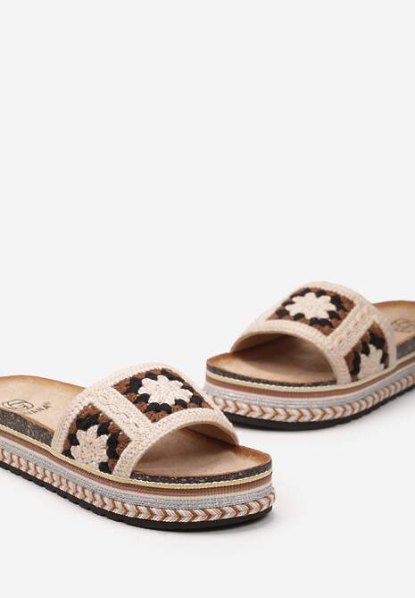 Ciemnobeżowe Klapki Ozdobione Metaliczną Nitką na Platformie Vabia
