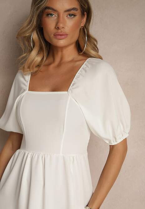 Biała Sukienka o Rozkloszowanym Kroju Ozdobiona Bufiastymi Rękawami Kolalira