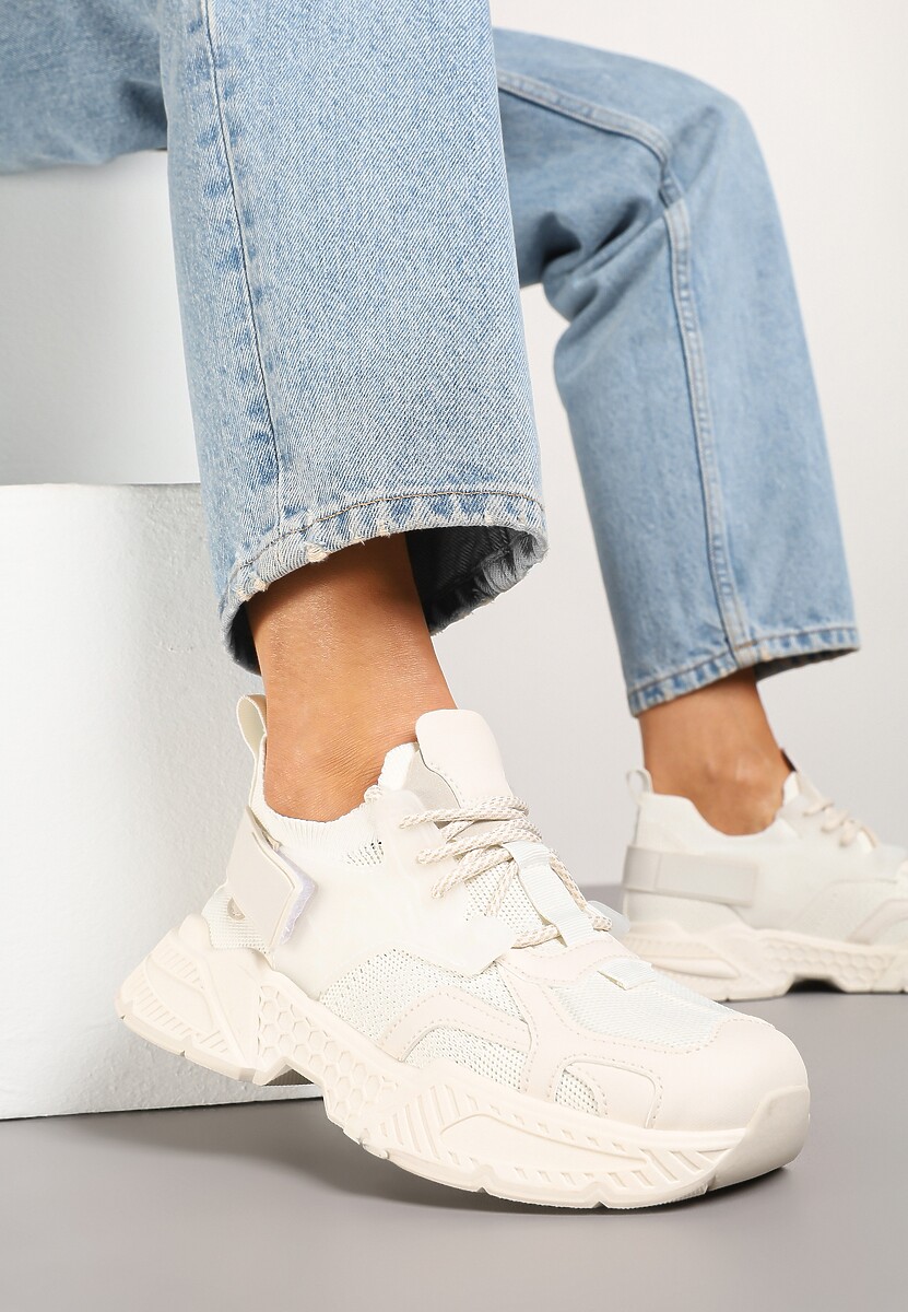 Beżowe Sneakersy w Streetwearowym Stylu z Ozdobnym Rzepem Akkaria