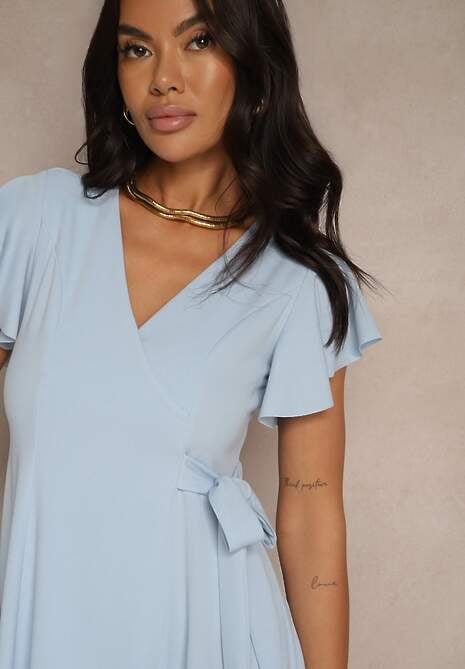 Jasnoniebieska Kopertowa Sukienka z Rozkloszowanym Dołem i Ozdobnym Wiązaniem Dannola