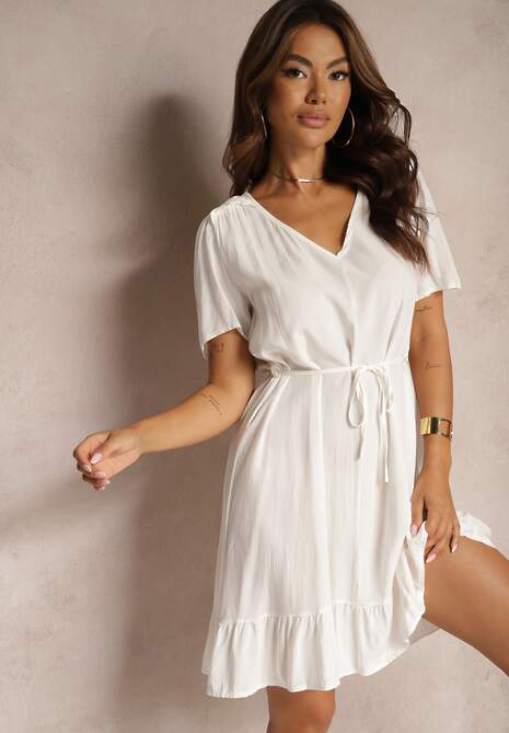 Biała Sukienka o Pudełkowym Kroju z Paskiem w Talii i Falbaną Credela