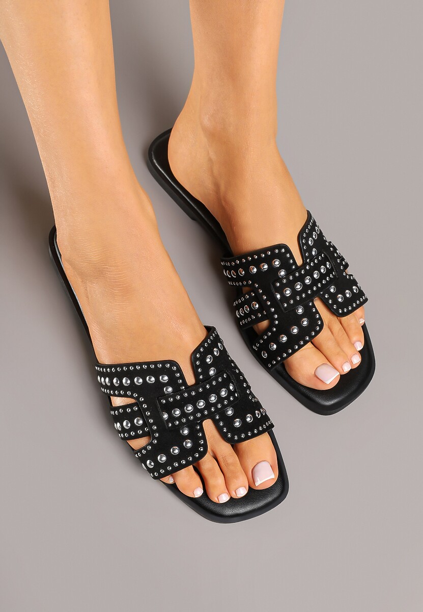 Czarne Klapki na Płaskiej Podeszwie z Cholewką Zdobioną Nitami Redolinae