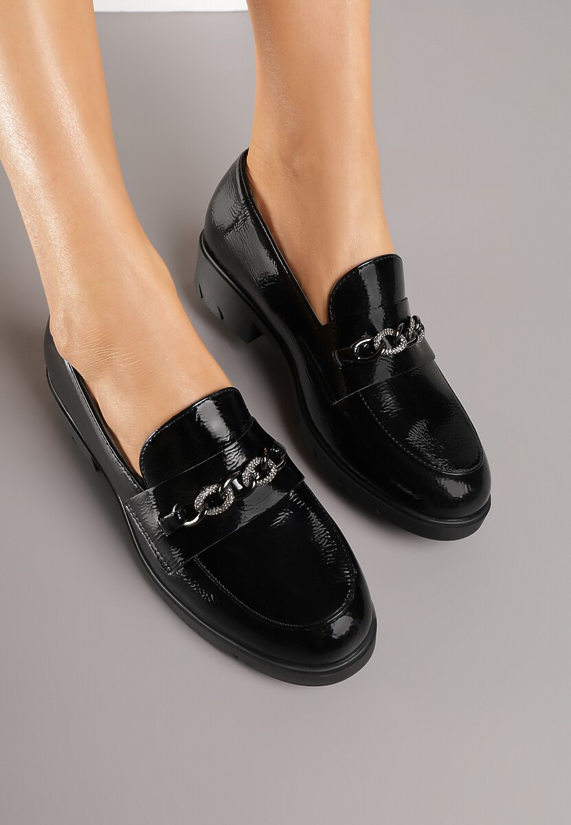 Czarne Mokasyny Lakierowane Ozdobione Metaliczną Aplikacją Bemoste