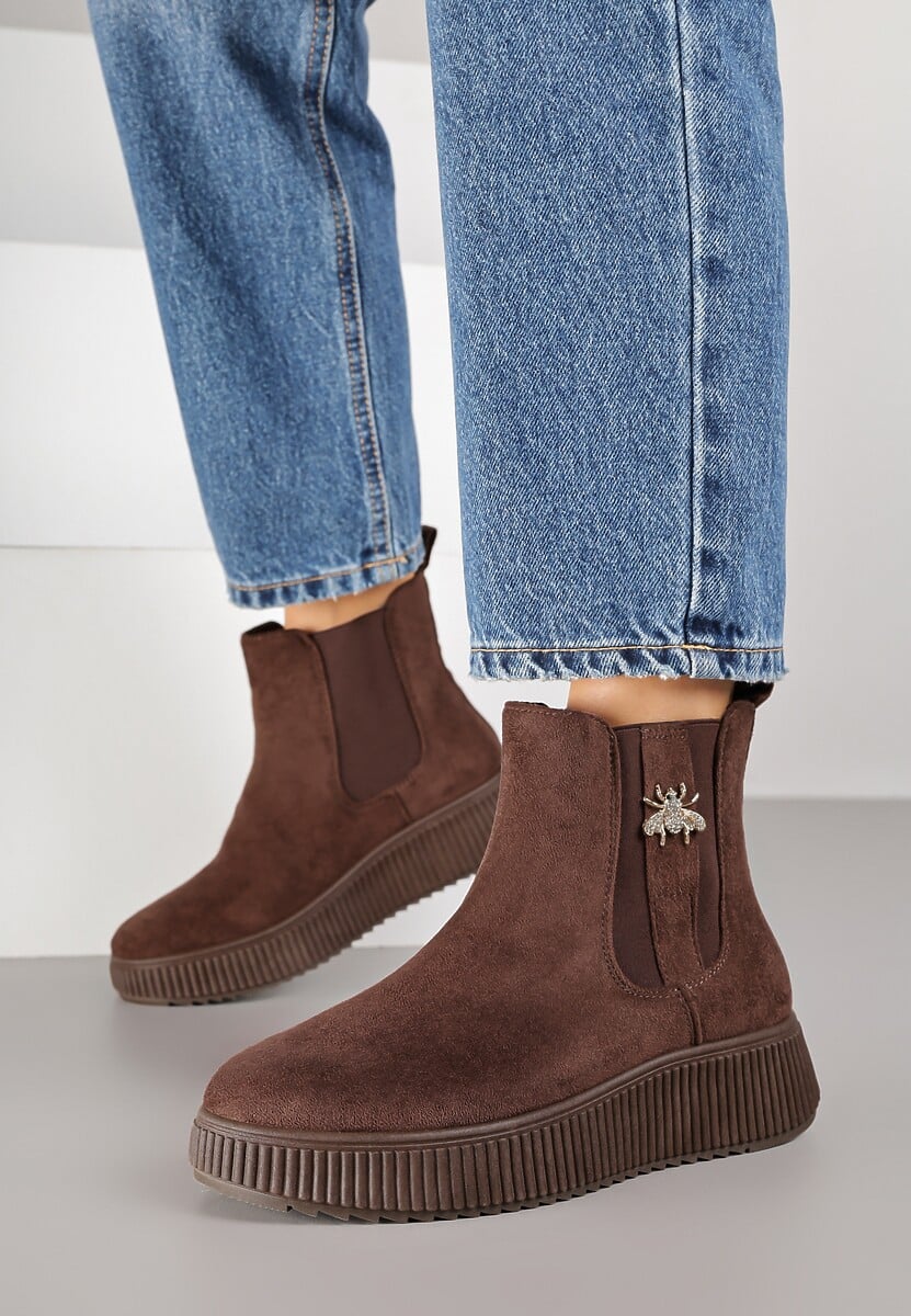 Ciemnobeżowe Botki Typu Sztyblety na Tłoczonej Platformie Zdobione Metalową Aplikacją Allecia