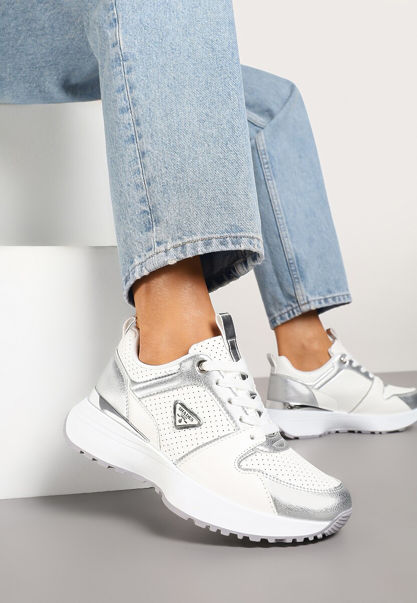 Białe Sneakersy z Metalicznymi Ozdobami i Perforacją Larivna