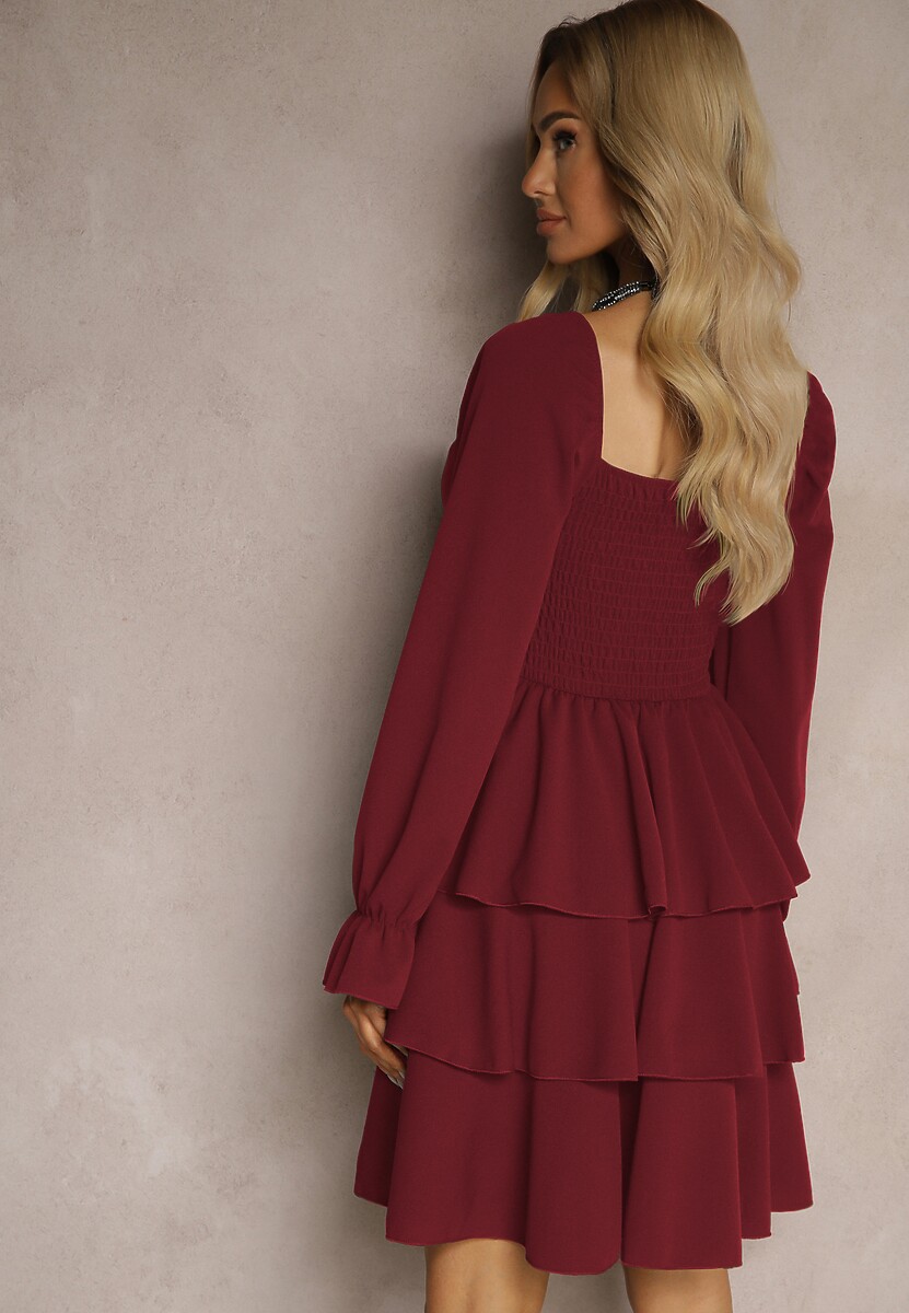 Bordowa Sukienka o Rozkloszowanym Kroju z Falbanami i Bufiastymi Rękawami Semiella