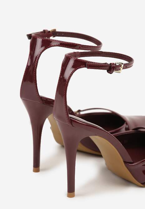 Bordowe Szpilki Vices z Lakierowanym Połyskiem i Ozdobną Sprzączką Tilonea