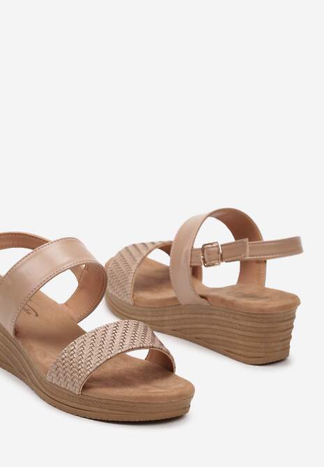 Ciemnobeżowe Sandały na Niewysokim Koturnie ze Sprzączką Garila