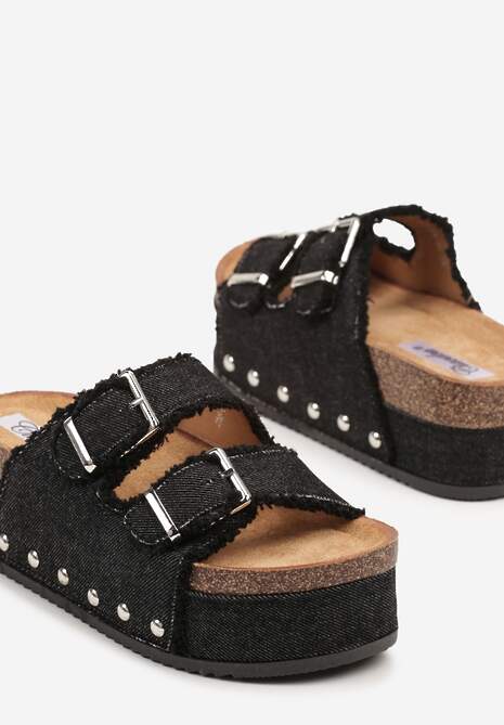 Czarne Klapki na Platformie z Korka z Postrzępionymi Paskami Klamrami i Nitami Zelirene