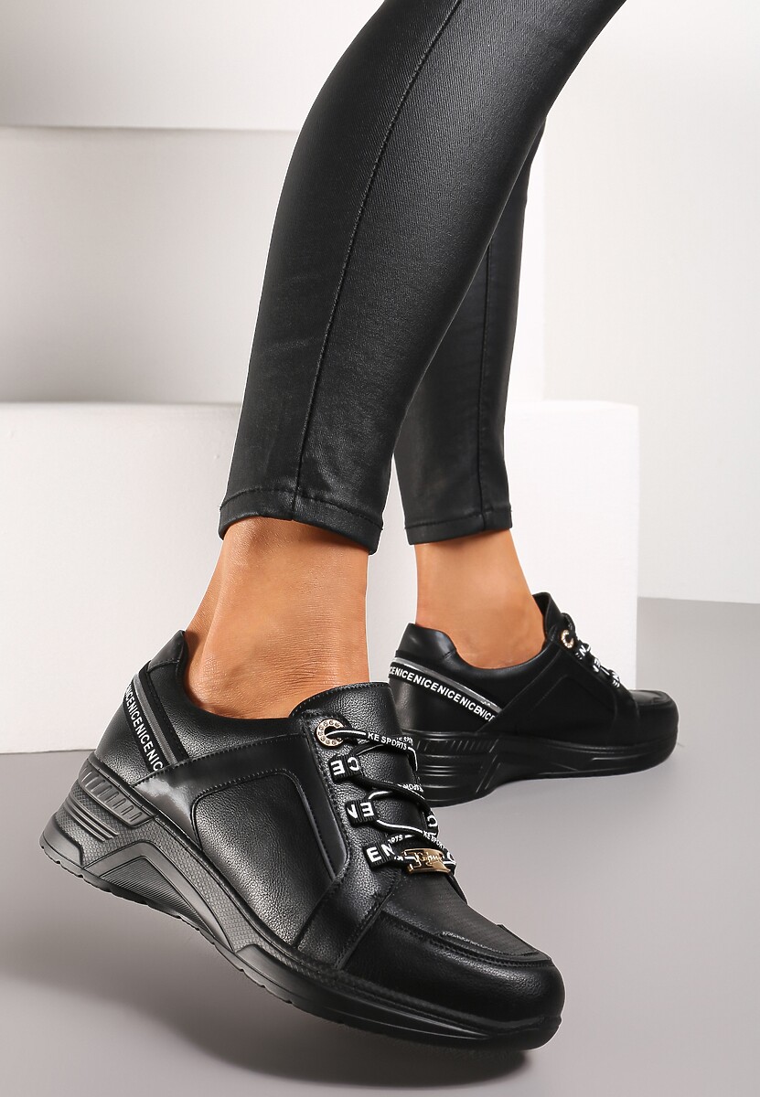 Czarne Sneakersy ze Skórzaną Wkładką Ozdobione Napisami na Koturnie Dorvalia