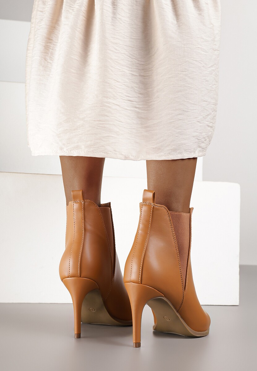 Brązowe Eleganckie Botki na Obcasie ze Szpiczastym Noskiem i Elastycznymi Wstawkami Domenia