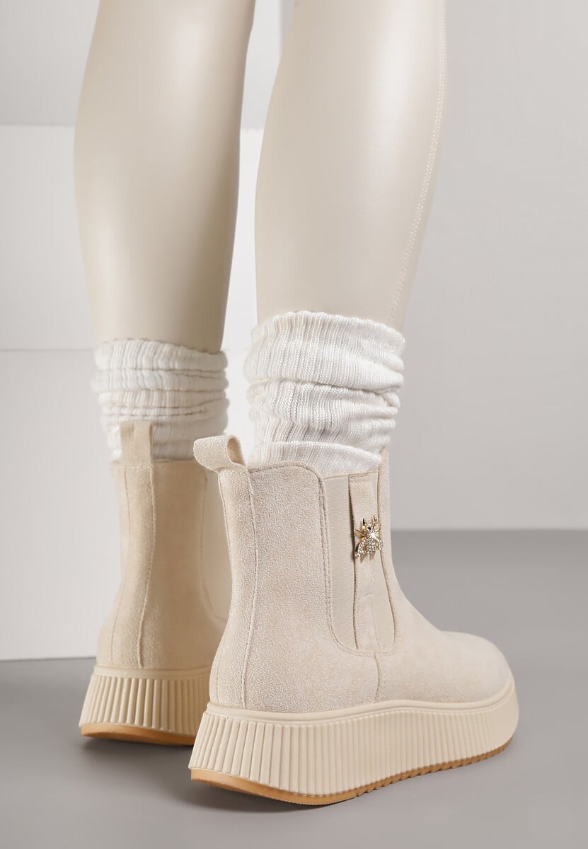 Beżowe Botki Typu Sztyblety na Tłoczonej Platformie Zdobione Metalową Aplikacją Allecia
