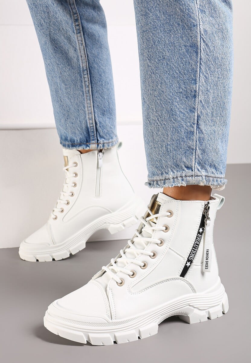 Białe Traperki na Tłoczonej Podeszwie Ozdobione Suwakiem przy Cholewce Linicia