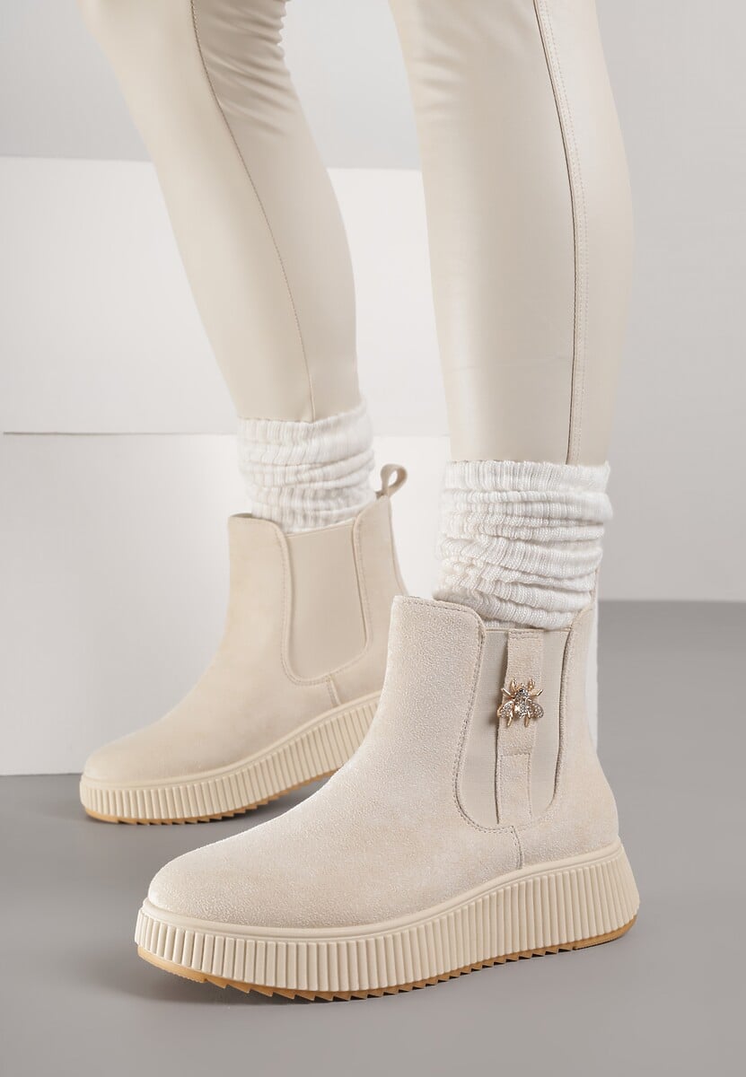 Beżowe Botki Typu Sztyblety na Tłoczonej Platformie Zdobione Metalową Aplikacją Allecia