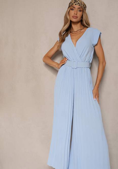 Jasnoniebieski Kopertowy Kombinezon Wide Leg Zdobiony Plisami i Paskiem z Klamrą Salirella
