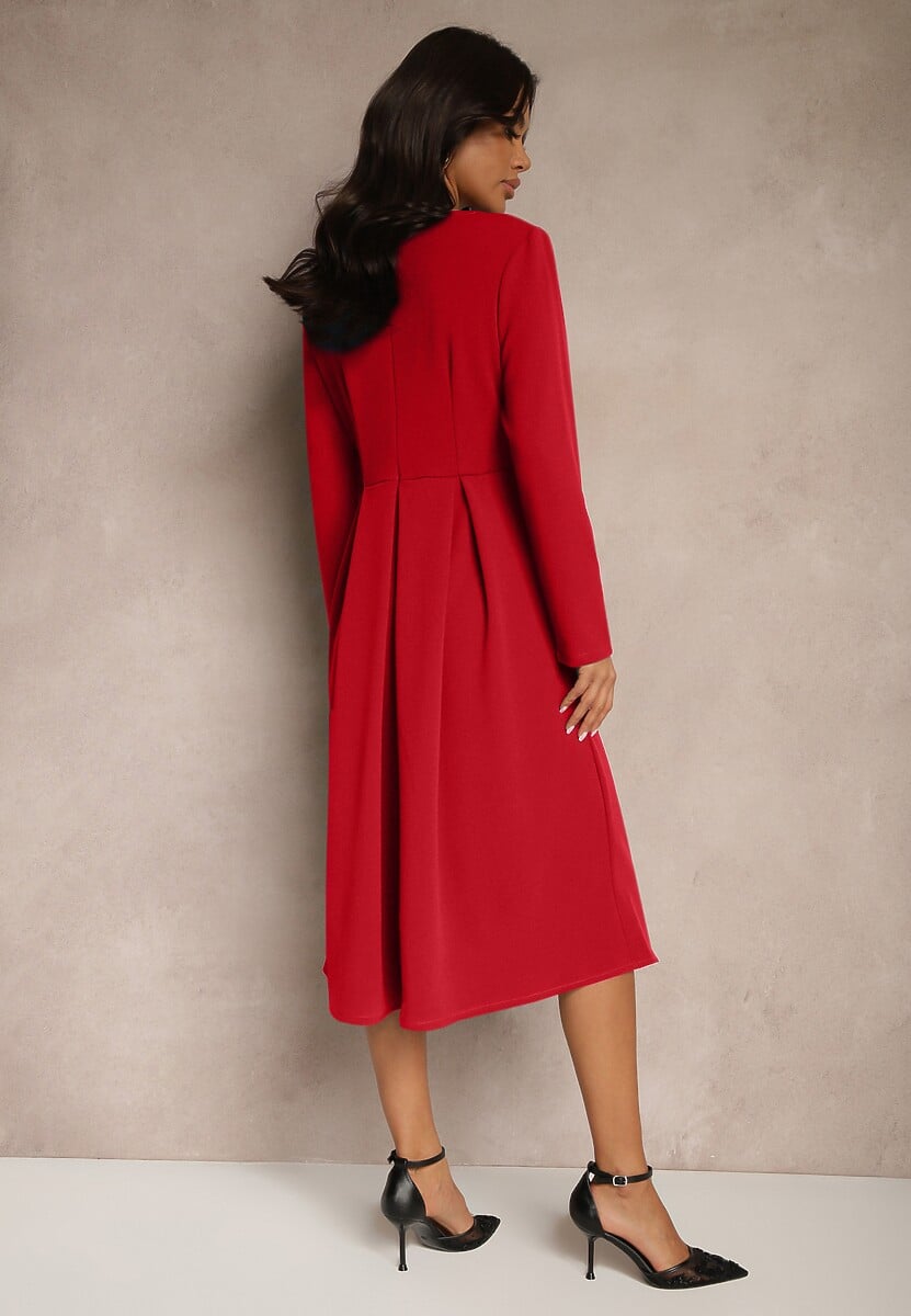 Czerwona Sukienka o Rozkloszowanym Kroju z Trójkątnym Dekoltem Temivara